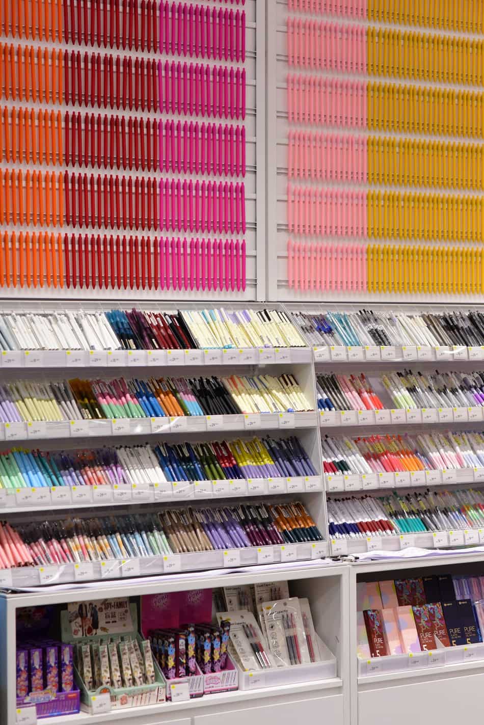 Canetas de todas as cores, uma parede inteira pra escolher
